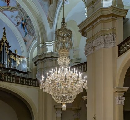 Luxusní lustr v historickém interiéru, po renovaci od Preciosa Lighting.
