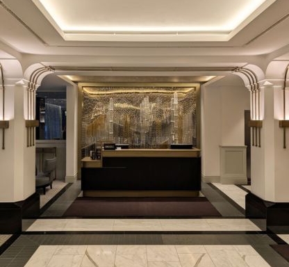 Luxusní recepce s moderním designem a osvětlením z Preciosa Lighting.