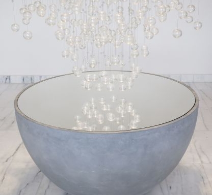 Crystal Automata s visícími skleněnými kuličkami od Preciosa Lighting.