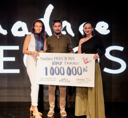 Představitelé nadace Preciosa při předání šeku s dotací pro Dorotku.