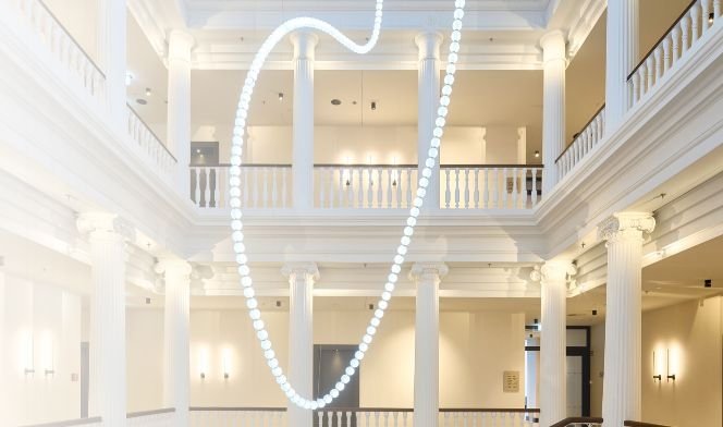 Moderní umělecká instalace v elegantním architektonickém prostoru.