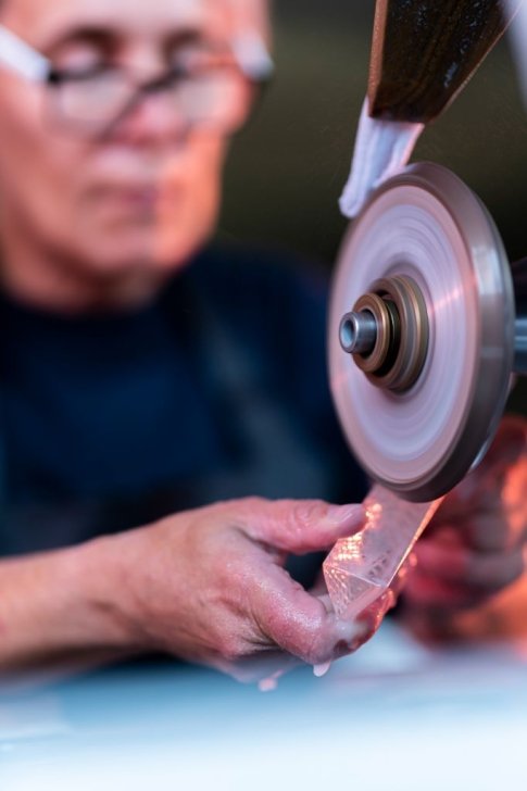 Cutting glass
