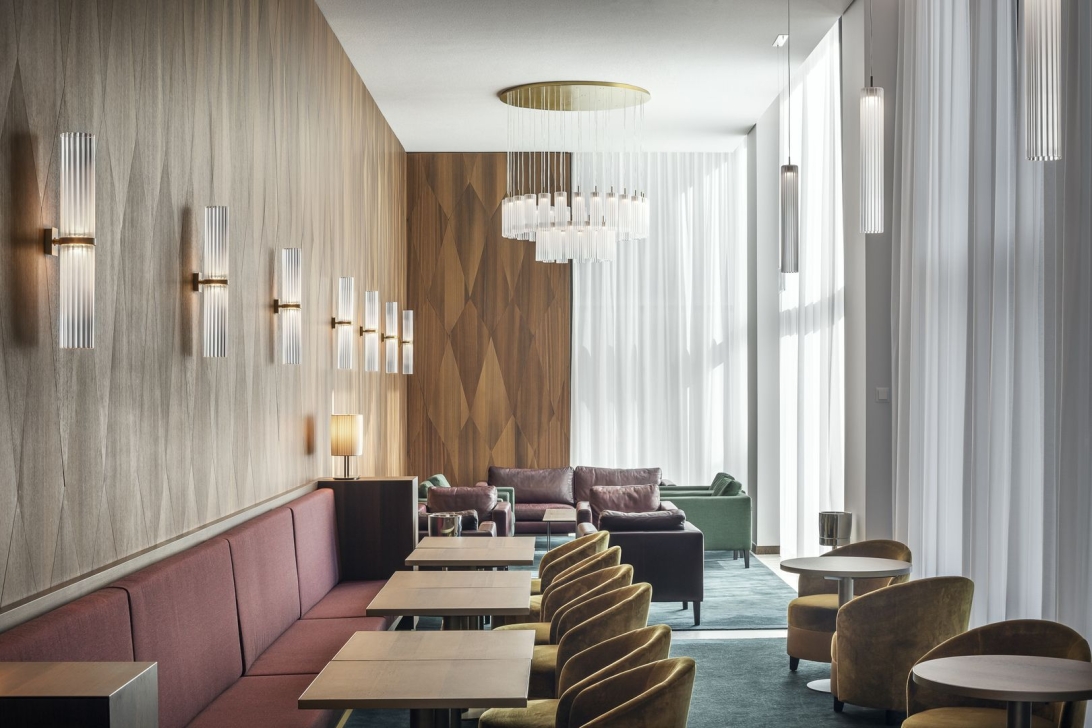 Nástěnníky a lustry pro hotelovou restauraci
