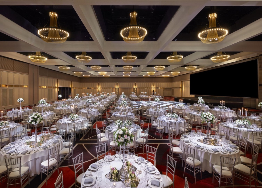 Hall with crystal lighting and tables