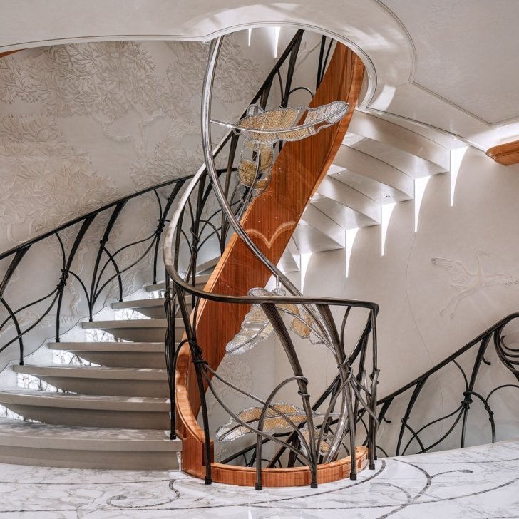 Staircase with crystal leaves