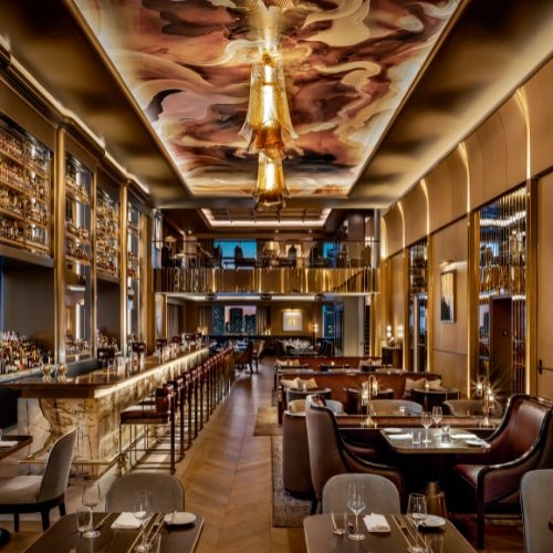 Světla v baru Louix Louis Grand Bar v hotelu St Regis