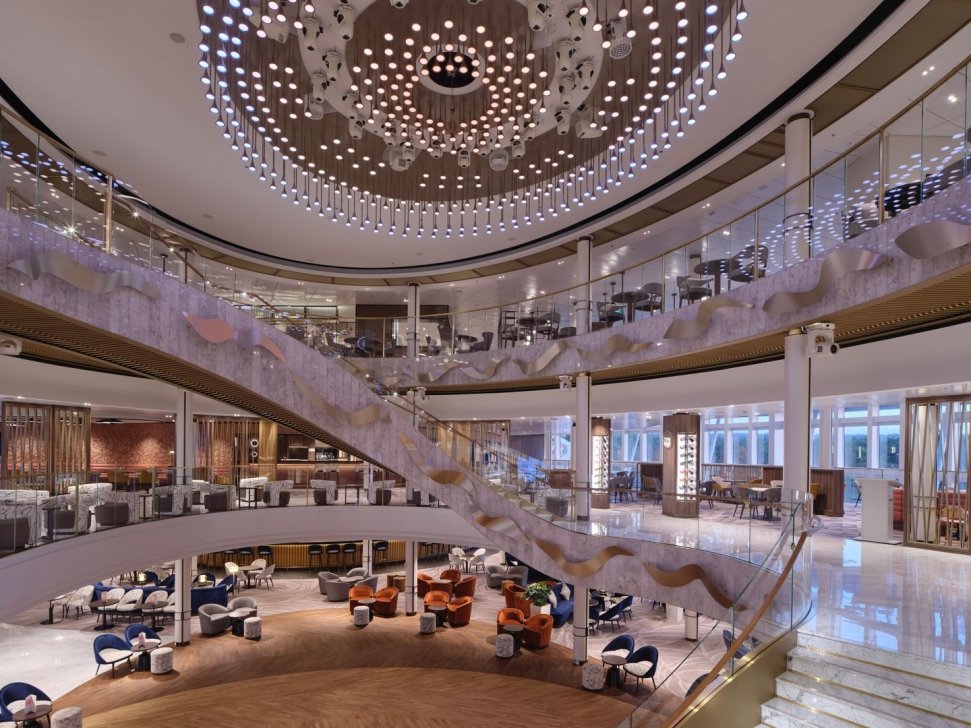 Dynamic luminaire in the atrium