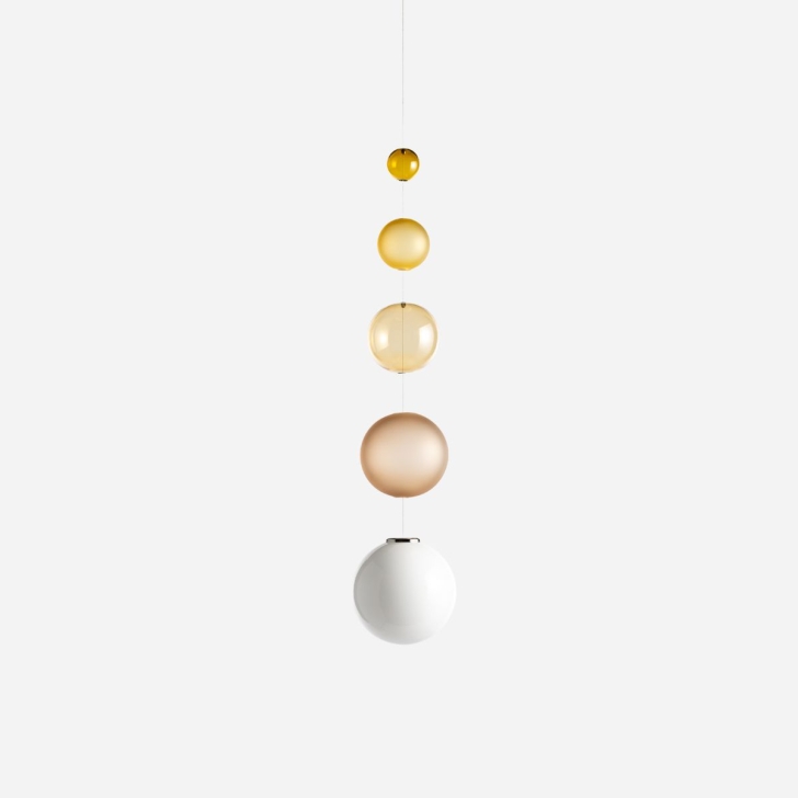 Osvětlení s různými koulemi symbolizujícími variabilitu a eleganci v designu oken.