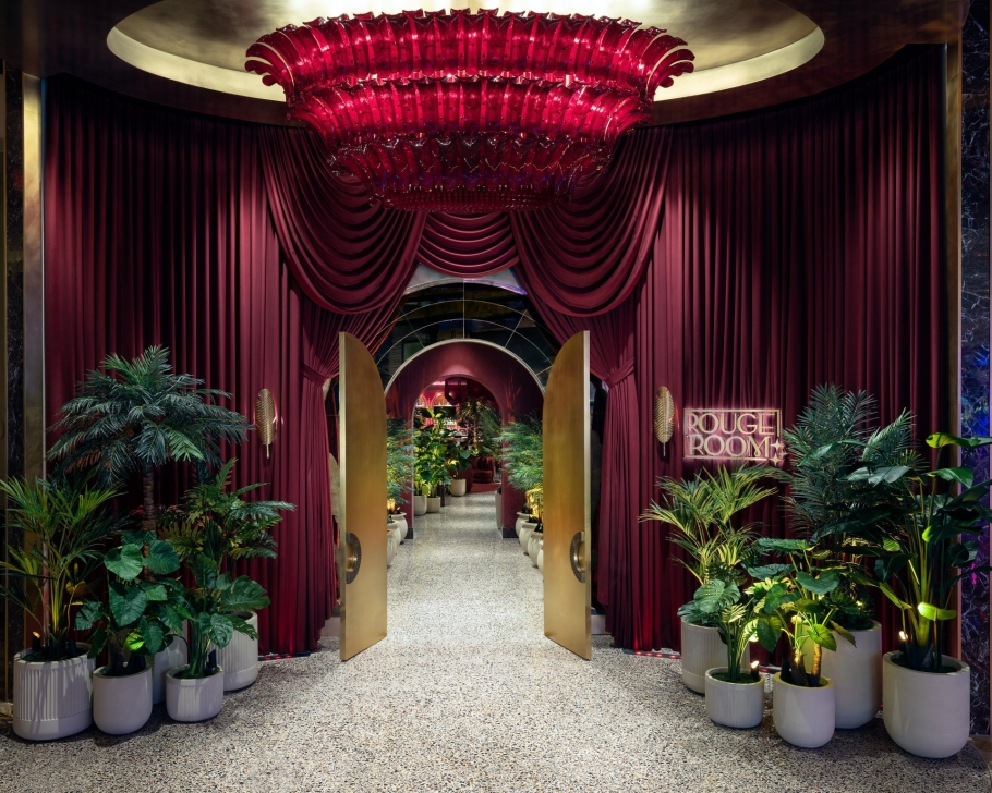 Rouge Room a červené svítidlo