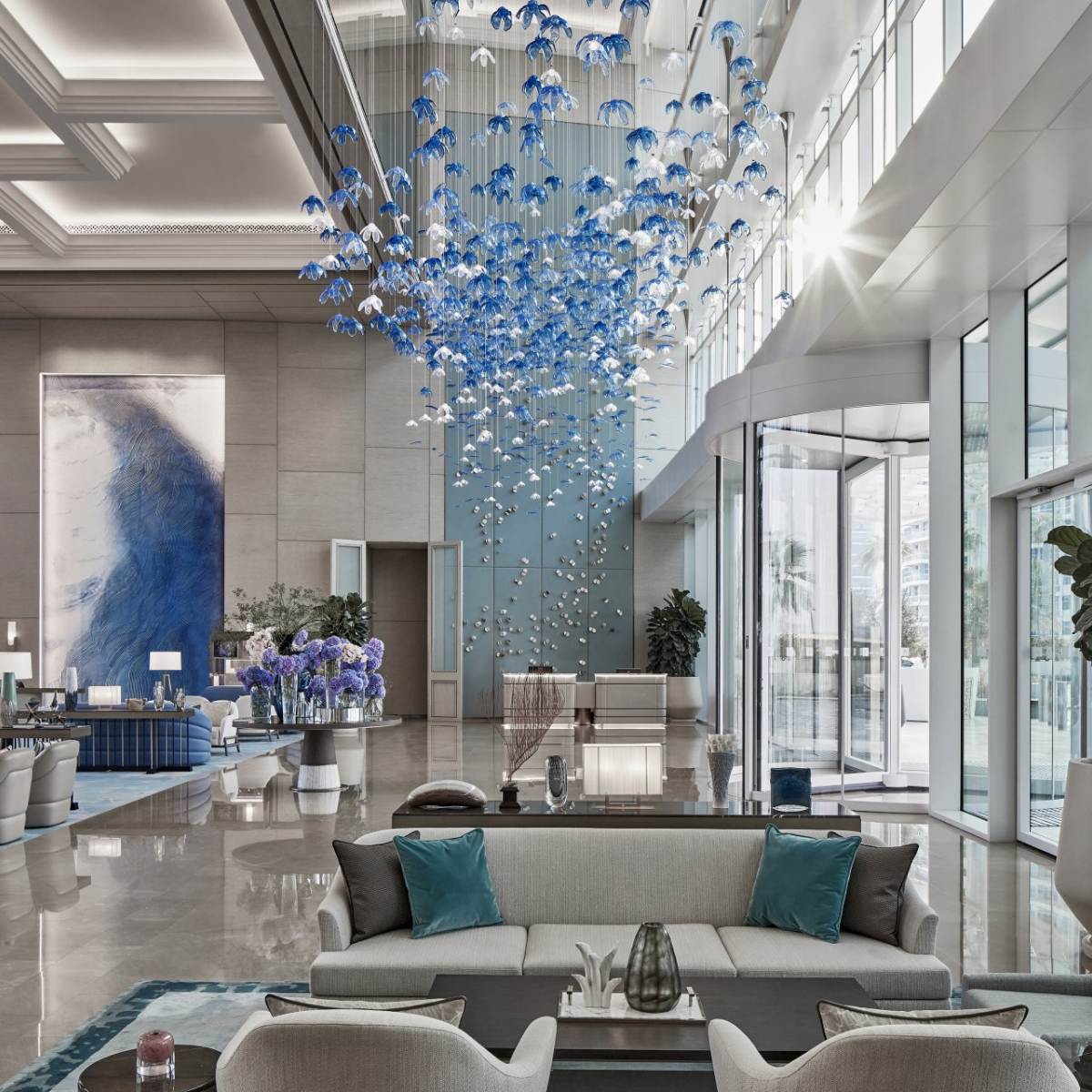 Květy na lankách v loby