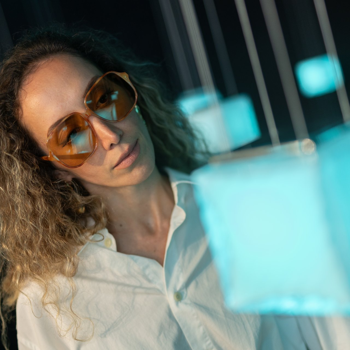 Lidé si prohlížejí Crystal Beat