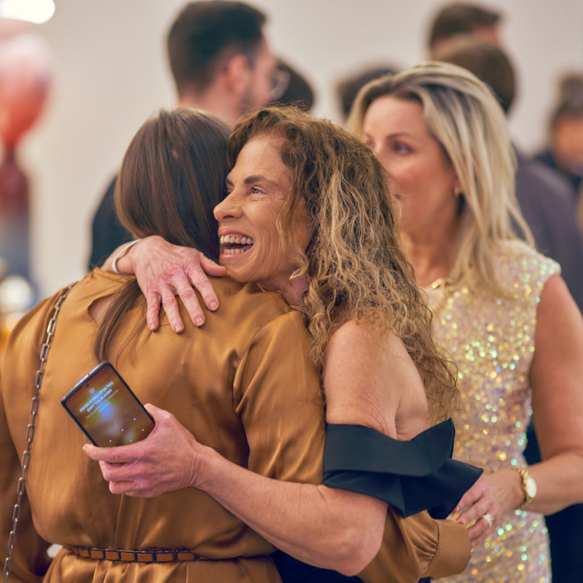 Objímající se ženy