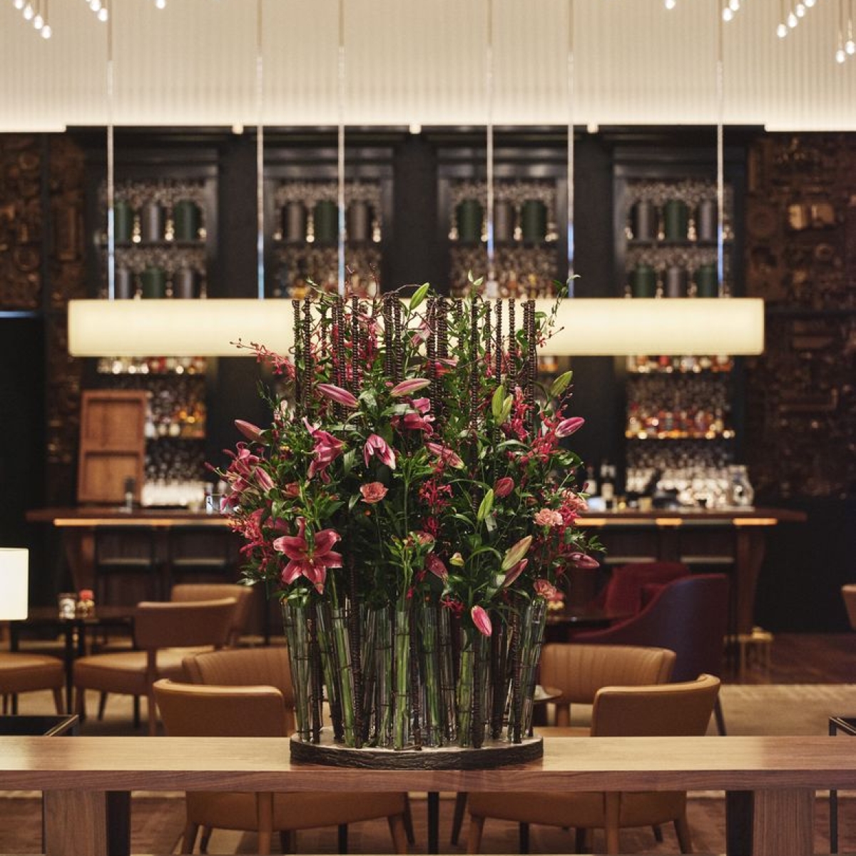 PRECIOSA_Lighting_Park_Hyatt_Nine_Elms_London_BAR LOUNGE_VIEW FROM LOBBY_CLOSE VIEW WITH FLOWERS_fullhd