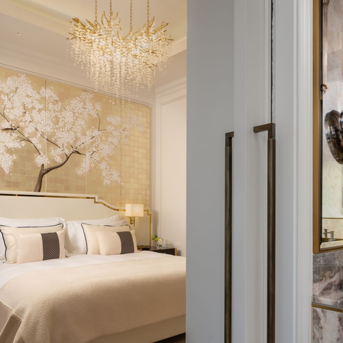 PRECIOSA_Lighting_CorinthiaBucharest_Oct2024_SignatureSuite_Livingroom wide 1_web max -4-