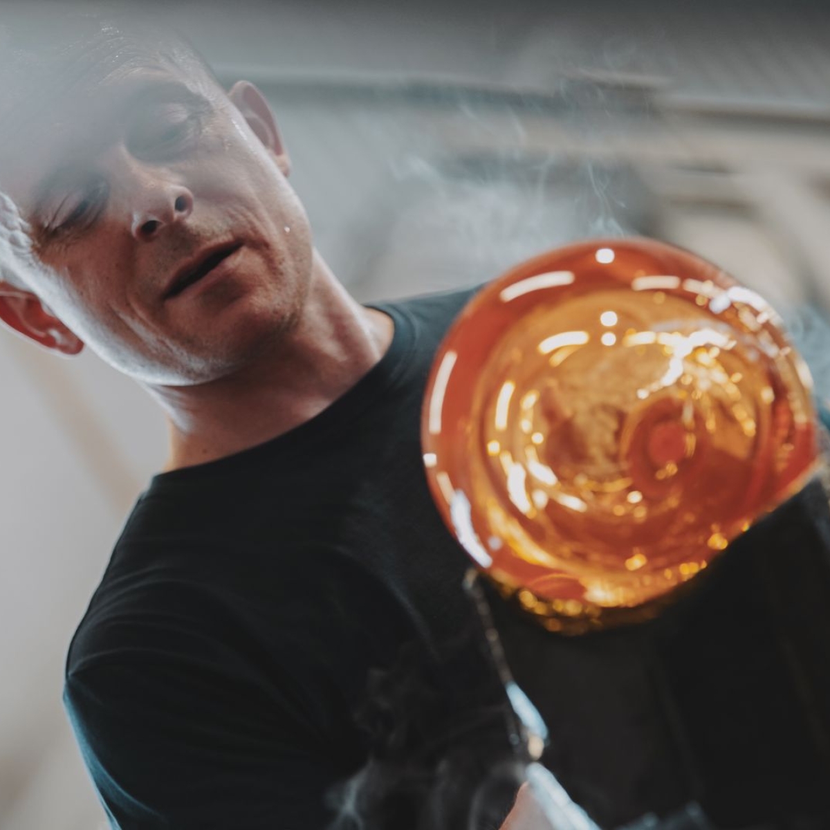 PRECIOSA_Lighting_Lightkeepers_Portrait_Vasek_Dolezal_Glass_Arm_Maker (2)_fullhd