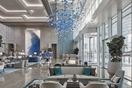 Květy na lankách v loby