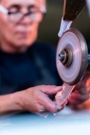 Cutting glass