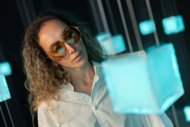 Lidé si prohlížejí Crystal Beat