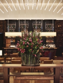 PRECIOSA_Lighting_Park_Hyatt_Nine_Elms_London_BAR LOUNGE_VIEW FROM LOBBY_CLOSE VIEW WITH FLOWERS_fullhd