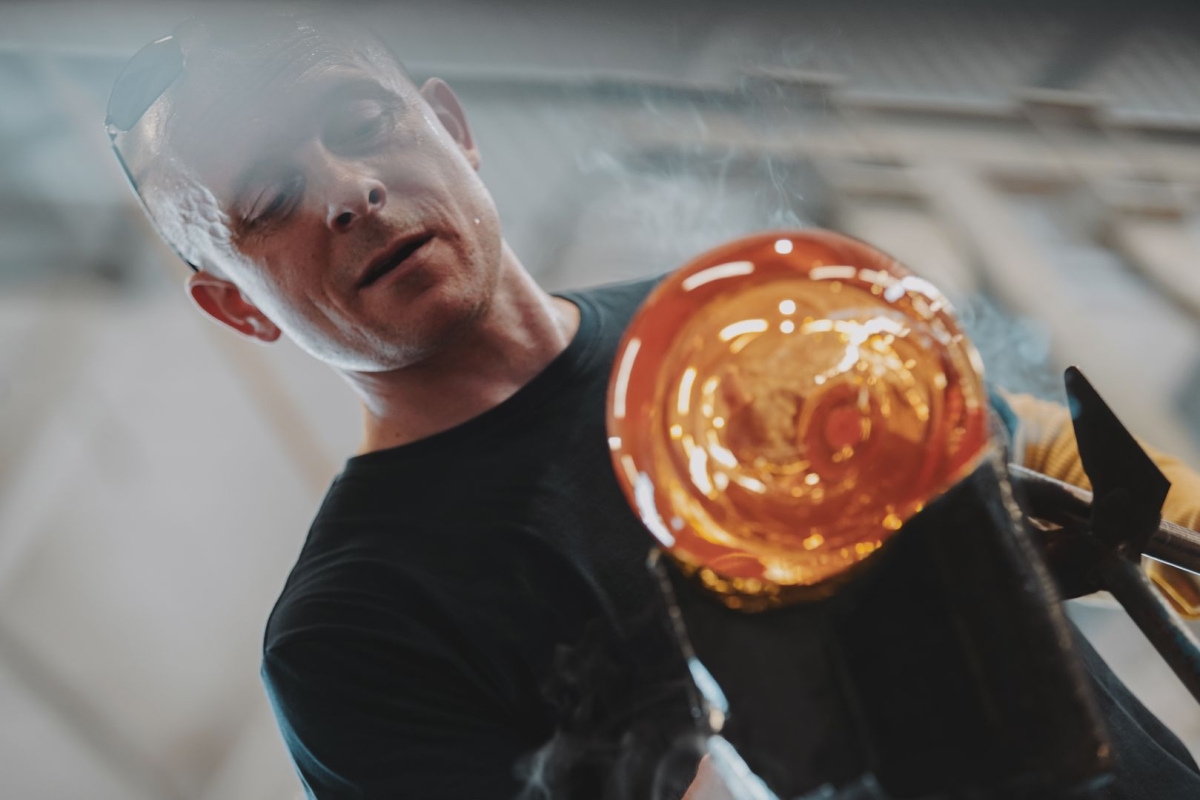 PRECIOSA_Lighting_Lightkeepers_Portrait_Vasek_Dolezal_Glass_Arm_Maker (2)_fullhd